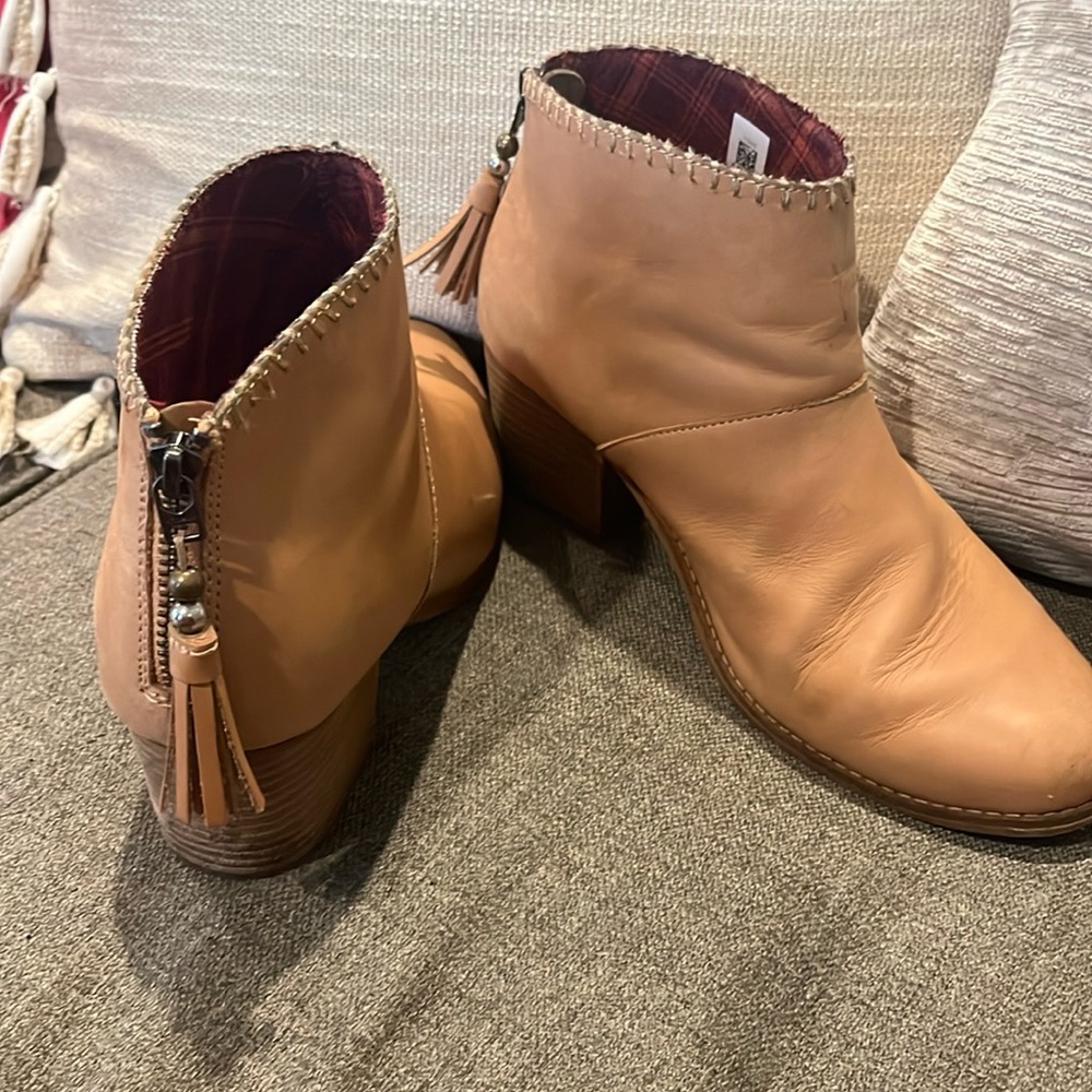 Toms Tan Brown Ankle Boots Booties with Tassel Zipper Size 9
